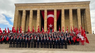 Bakan Bak, gençler ve sporcularla birlikte Anıtkabir'i ziyaret etti