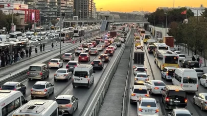 Megakentte yola çıkacaklar dikkat! Trafik durma noktasına geldi