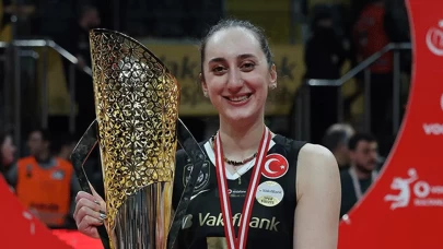 VakıfBank'tan efsane liberosu Ayça Aykaç Altıntaş'a veda