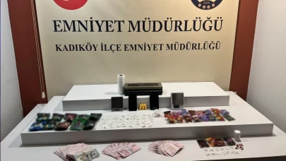 Kadıköy’de polisin şüphesi zehir şebekesini çökertti! Aracın tamponuna gizlemişler: Deste deste para ve uyuşturucu ele geçirildi!
