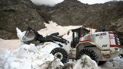 Bitlis’te Mayıs’ta kar şoku: İş makineleri karın altında kaldı!