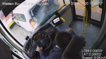 Uyuyan otobüs şoförü dehşet saçtı! 17 yaşındaki öğrenci iki aracın arasına sıkıştı