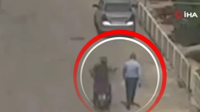 Motosikletli saldırganın 'bıçaklı kesik' anı kamerada!