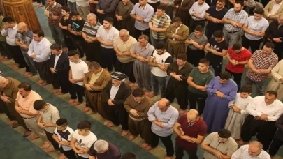 Kerkük'te bayram namazı kılındı! Camiler doldu taştı