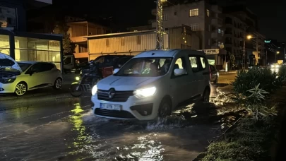Araçlar sularla sürüklendi, ev ve iş yerlerini su bastı