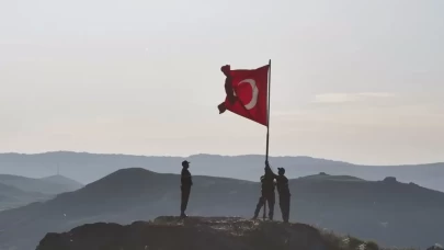 Yıpranan bayrağı değiştirmek için 2 saat tırmandılar!