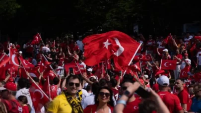 Dünya Kupası’nda muhteşem başlangıç: Vancouver’da binlerce kişilik Türk yürüyüşü