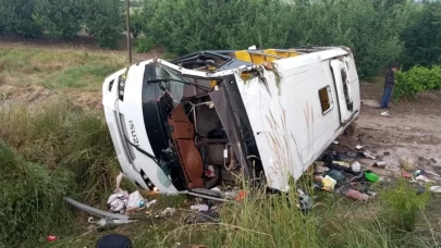 Isparta’da feci kaza! Minibüs devrildi