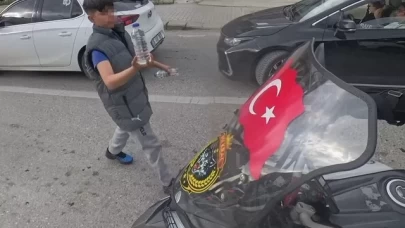 Yürekleri ısıtan görüntü! Türk bayrağı taşıyan sürücüye su ikram etmek istedi