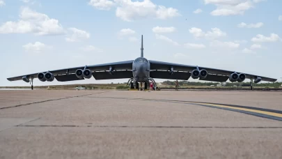 ABD'nin dev bombardıman uçağı düştü!
