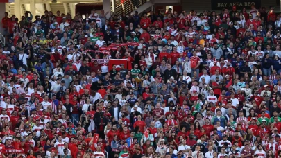 Ay-yıldızlı taraftarlar tribünlere damga vurdu!
