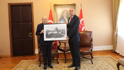 MHP lideri Bahçeli, Özel Harekat Başkanı Hayal'i kabul etti! Anlamlı hediye dikkat çekti