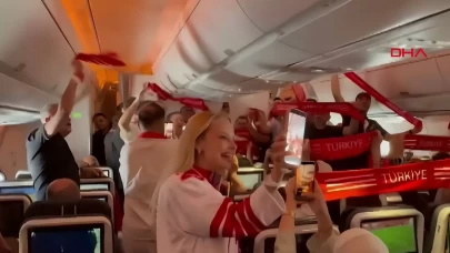 Türk taraftarlar uçakta Milli Takım coşkusuyla yola çıktı
