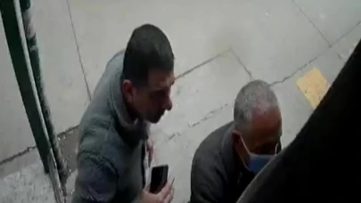 ATM'de yardım bahanesiyle hırsızlık! El çabukluğuyla paraları cebine indirdi
