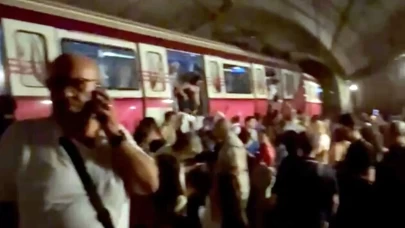 İstanbul'da metro raydan çıktı! Yolcular tahliye ediliyor