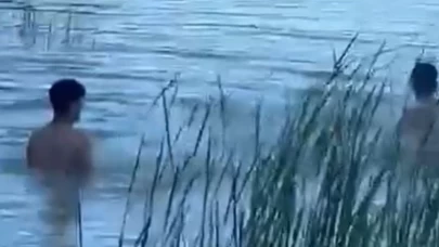 Yasak bölgede yüzen çocuklar kameralara yansıdı
