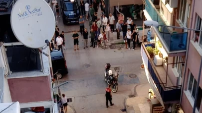 Husumetlisi sandığı iki kişiyi bıçakladı! Öfkeli mahalleli satırla evini bastı