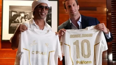 Ronaldinho futbola geri dönüyor!