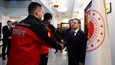 Bakan Gürlek HSK üyeleri, birim amirleri ve bakanlık personeliyle bayramlaştı