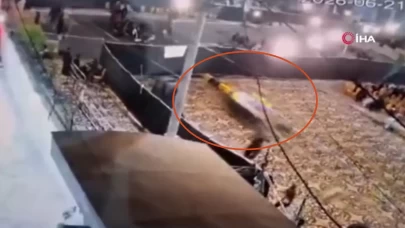 Camide dehşet anları! Araç bir anda içeriye daldı
