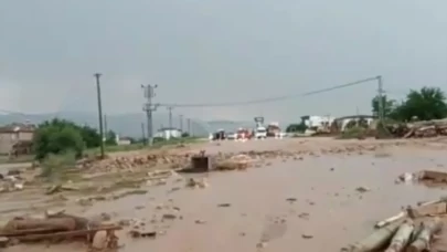 Elazığ'da sel hayatı olumsuz etkiledi: Kara yolu ulaşıma kapandı, bir kişi kurtarıldı