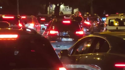 Camdan sarkarak trafiği tehlikeye atan genç polis denetimine takıldı