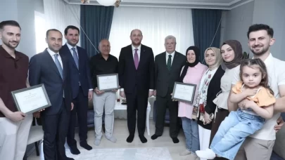 AK Parti'den 11,5 milyon üyesine teşekkür! Cumhurbaşkanı Erdoğan imzalı belge teslim ediliyor