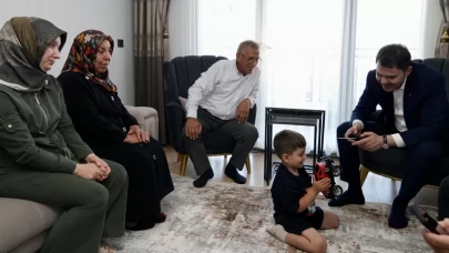 Bakan Kurum depremzede Yusuf'u Adıyaman'da ziyaret etti