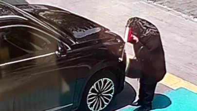 Duygulandıran sevgi! Makam aracındaki bayrağı öptü, Vali Polat bayrak hediye etti