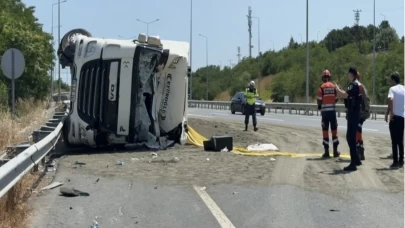 Hafriyat kamyonu park halindeki minibüse çarptı