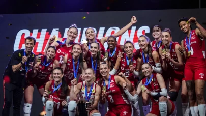 Melissa Vargas'ın 32 sayıyla şov yaptığı dev finalde Filenin Sultanları kupayı kaldırdı