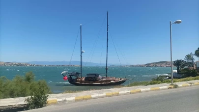Ayvalık’ta rüzgâr yelkenliyi kıyıya savurdu