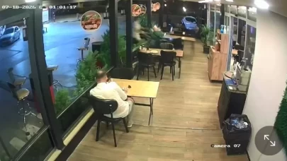 Kontrolden çıkan motosiklet lokantaya daldı