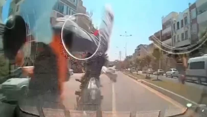 Şanlıurfa’da motosiklet kazası kamerada: 2 yaralı