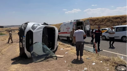 Diyarbakır’da öğrenci servisi ile otomobil çarpıştı: 19 yaralı