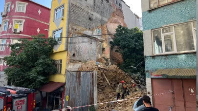 Beyoğlu'nda çöken metruk bina çevredeki araçlara zarar verdi