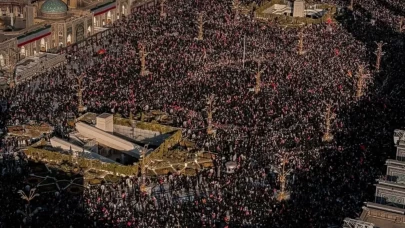 Ali Hamaney son yolculuğuna uğurlandı: İmam Rıza Türbesi'nde defnedildi