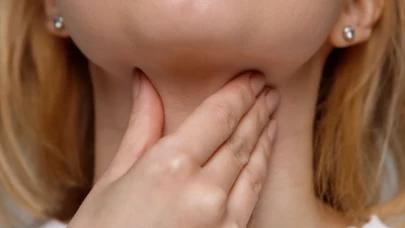 Takma dişsiz yemek yedi, yemek borusuna kemik saplandı