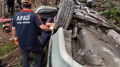 Sivas’ta otomobil dere kenarına devrildi