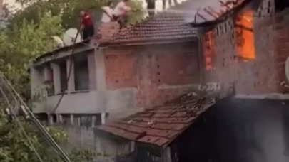 Bartın’da alevler iki katlı ahşap evi sardı