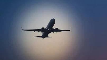 Kalkışta iniş takımı kırılan yolcu uçağı yan yattı