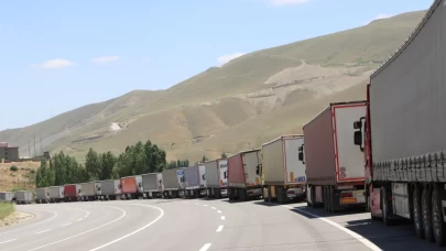 Esendere Sınır Kapısı'nda 12 kilometrelik TIR kuyruğu: Şoförler 5 gündür bekliyor