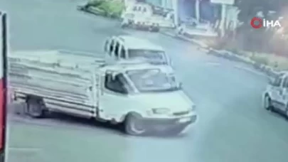 Park halindeki kamyonet ile hafif ticari araç çarpıştı