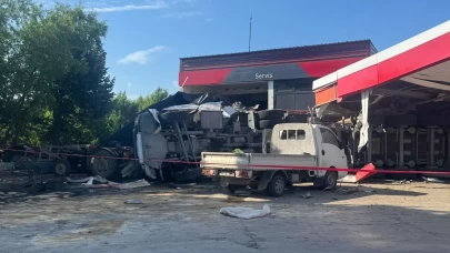 Bursa’da akaryakıt istasyonuna giren TIR markete çarptı: 1 ölü, 2 yaralı