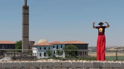 Diyarbakır Surları'nda 'tahta bacak' şov: 15 metre yükseklikte nefes kesen yürüyüş