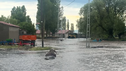 Mahsur kalan yaşlı çift iş makinesiyle kurtarıldı