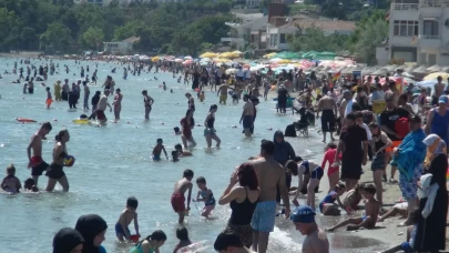 İstanbul'da sıcak hava kavurdu! Fırsatını bulanlar sahillere akın etti