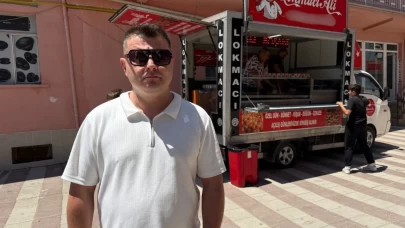 Boşandığını cami çıkışında lokma dağıtarak kutladı