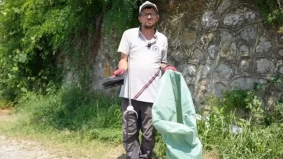 Düzce’de 3,5 milyon liralık çantayı bulan temizlik işçisine başkanlık ödülü
