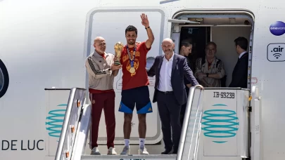 Şampiyon İspanya Dünya Kupası'yla ülkesine döndü